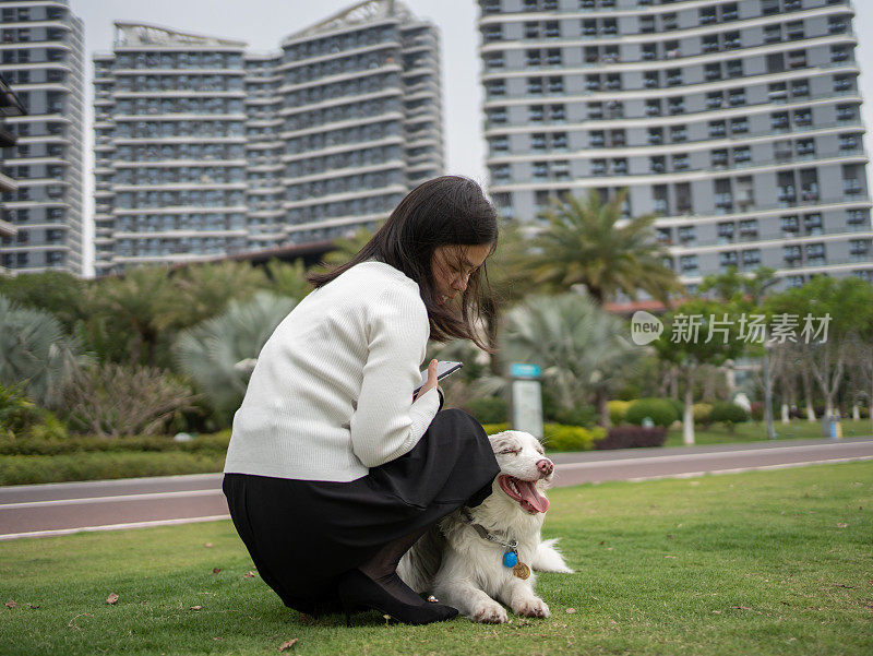 女人和狗在草地上休息