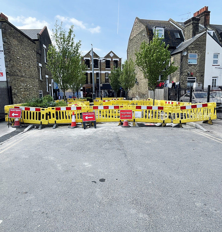 黄色路障和道路工程