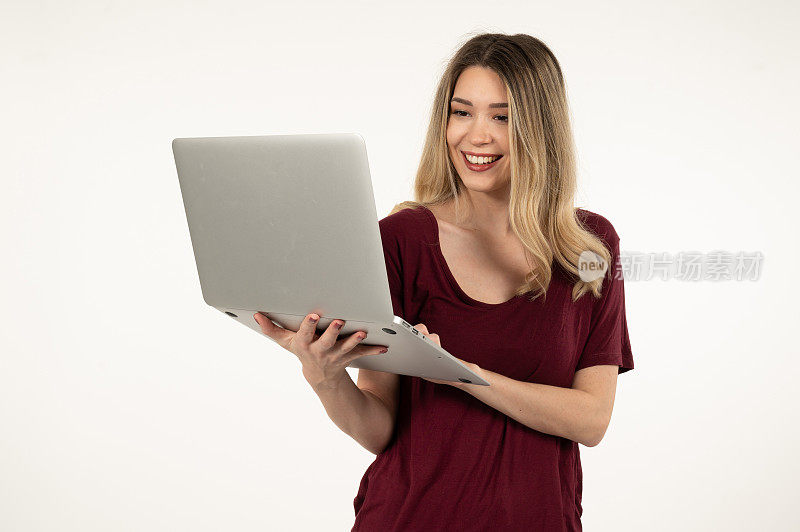 漂亮的年轻女子拿着笔记本电脑