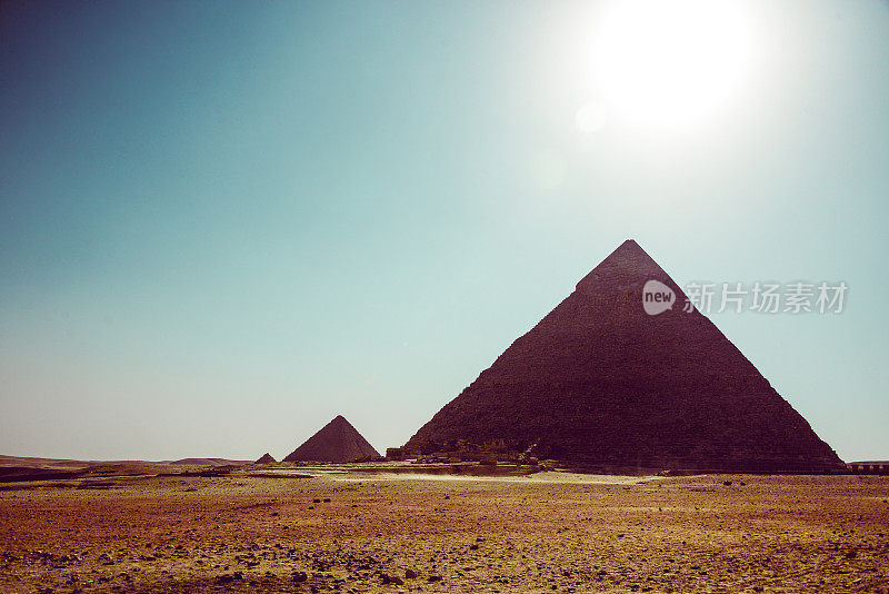 日落在埃及开罗的法老金字塔和门卡拉金字塔上