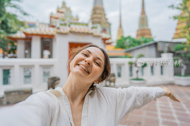 一名女子在曼谷卧佛寺自拍