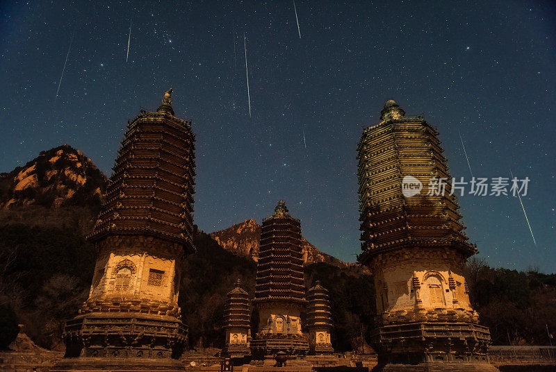 星空下的中国北京阴山宝塔森林。双子座流星雨，2023年12月13日