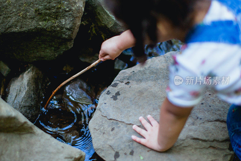 可爱的小女孩在户外探索自然