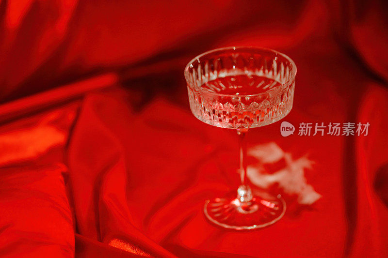 双门香槟杯在红色魅力背景在情人节