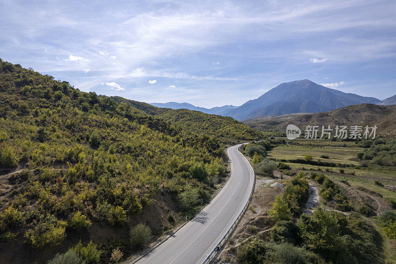 无人机观看风景优美的山驱动器