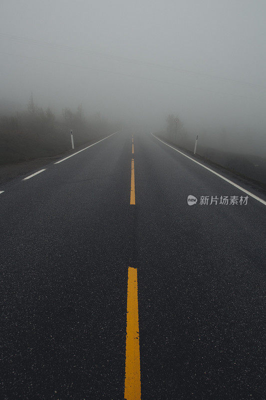 雾天道路的垂直镜头