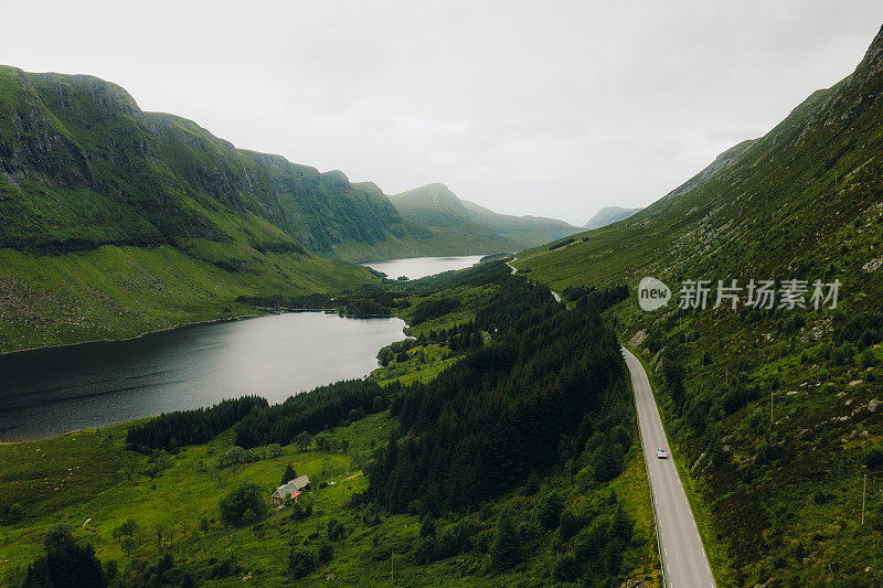 鸟瞰图，汽车行驶在挪威青山湖泊风景区的道路上