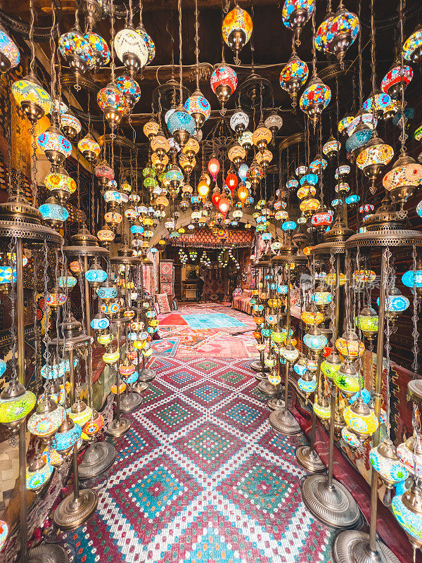 集市上令人惊叹的传统手工土耳其灯。彩色玻璃马赛克。晚上点燃，创造一个舒适的氛围