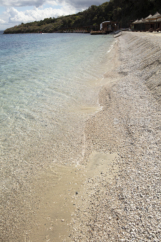 海水溅起的水花和石滩上的泡沫