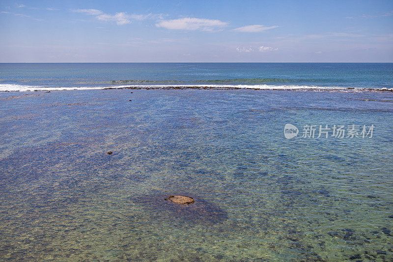 俯瞰岩石海岸线