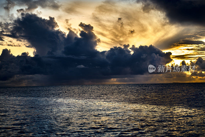 印度洋马尔代夫海上的日落