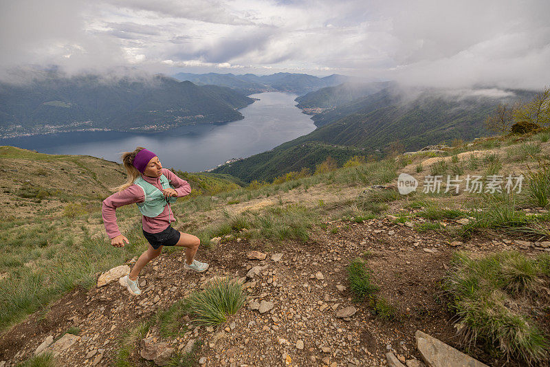 女越野运动员在山路上