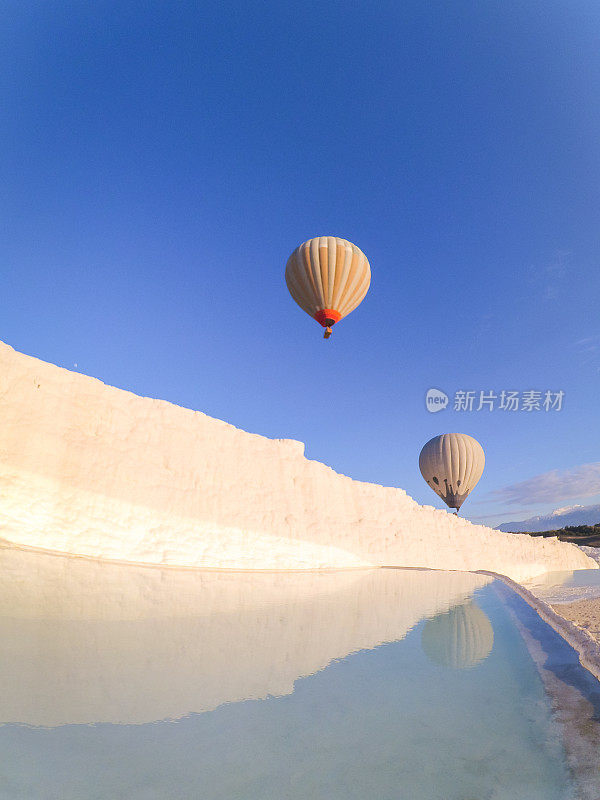 在代尼兹利的Pamukkale，石灰华和飞行气球