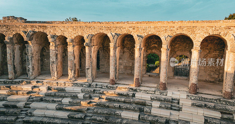 安塔利亚阿斯潘多斯古城圆形剧场鸟瞰图，历史目的地安塔利亚阿斯潘多斯，土耳其历史名胜，保存最完好的古城，阿斯潘多斯古城鸟瞰图，最具历史意义的罗马古剧院