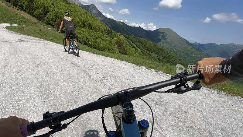 第一人称视角骑自行车下高山公路