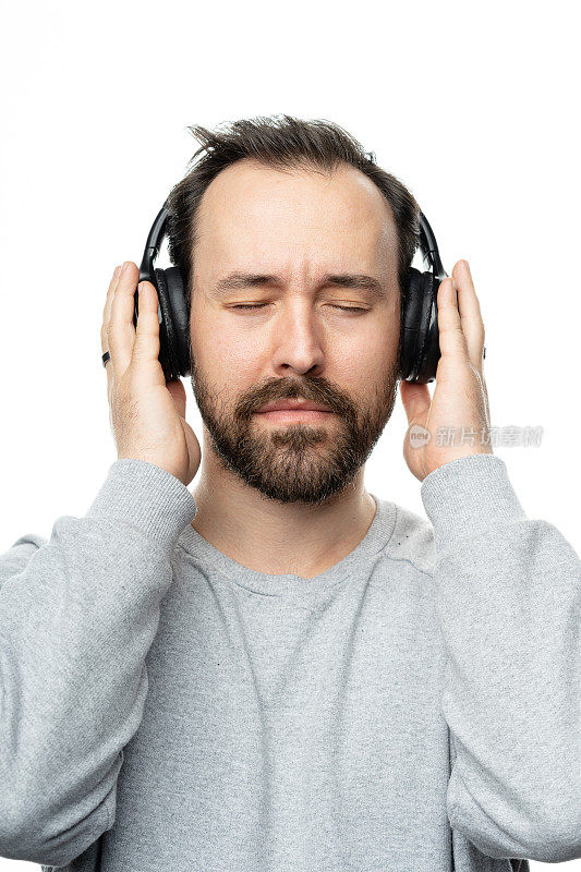 一个人戴着耳机听音乐