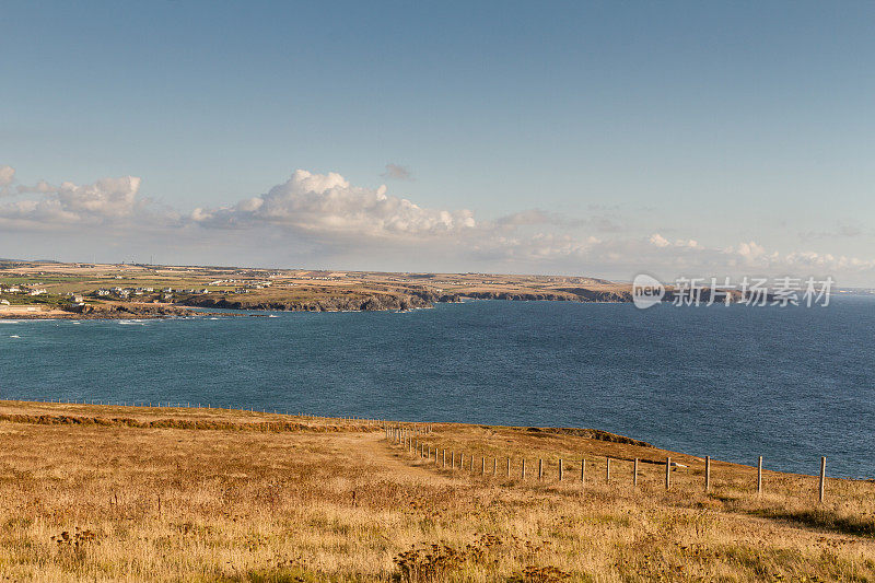 英国康沃尔郡的海岸线全景——迪纳斯角和康斯坦丁湾