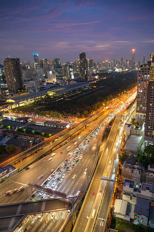 快速移动的轻轨繁忙的交通在城市道路上移动，街道交通曼谷泰国2024