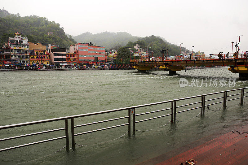 在雨季，恒河在哈里瓦尔流动