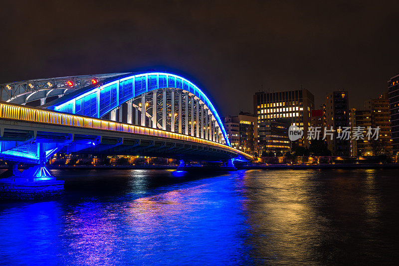 东京霓虹灯夜永泰桥桥隅田川海滨高层城市景观日本