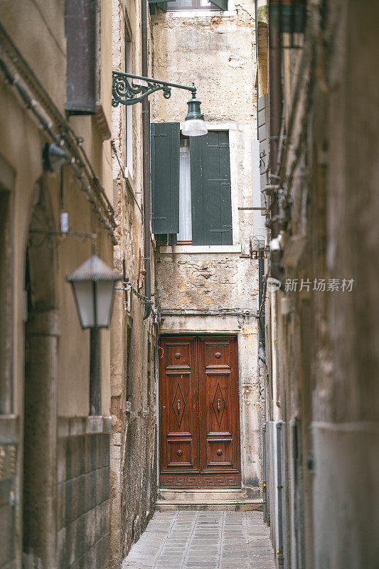意大利威尼斯非常狭窄的街景。