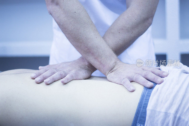 肌筋膜骨病物理治疗由物理治疗师和整骨医生对背部患者进行物理治疗康复治疗。