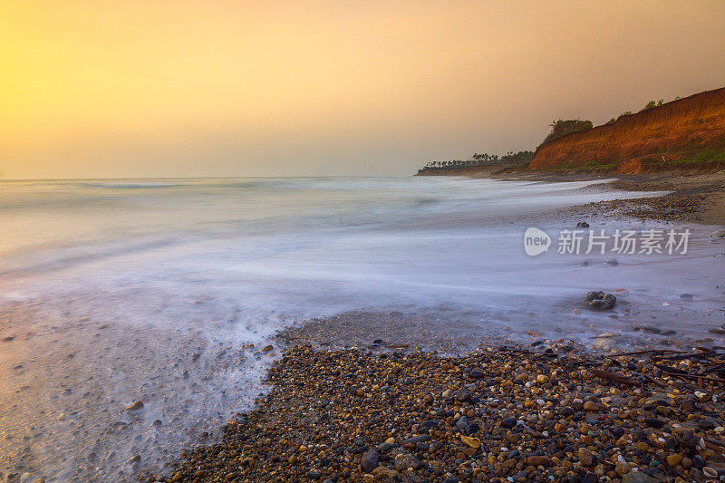 在北明古鲁的沿海地区，每天都有水的沿海地区有高波浪的夜景，土地继续减少，加上天空不好，因为空气污染是由许多引发全球焦虑的因素引起的