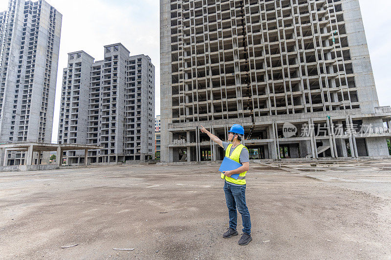 一位男建筑师在建筑工地工作