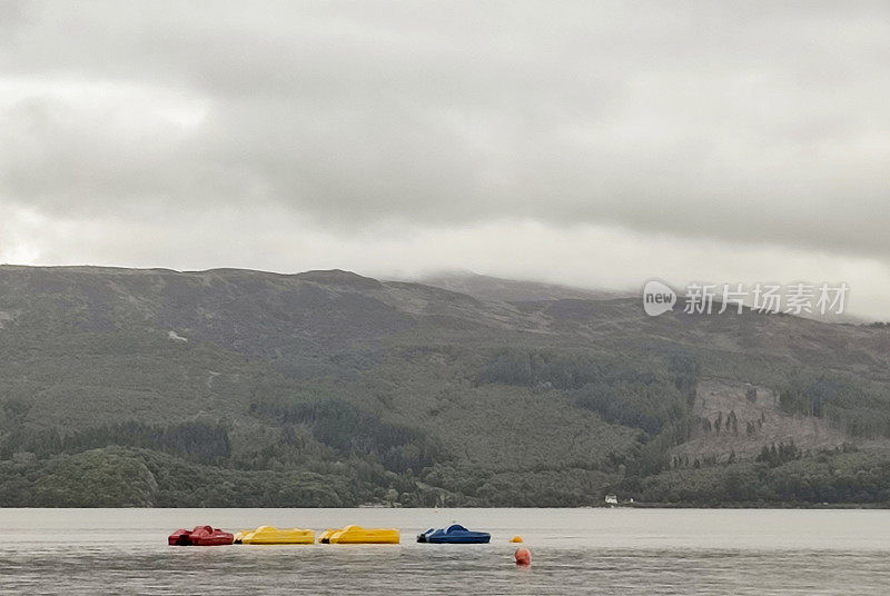 赛艇在洛蒙德湖海岸的气球格拉斯哥苏格兰英格兰英国