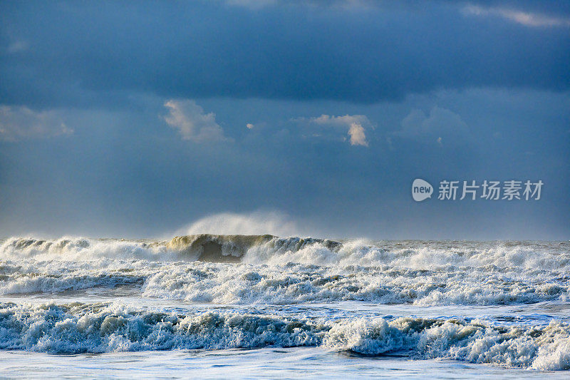 瓦登海区特塞尔岛海滩上的海浪