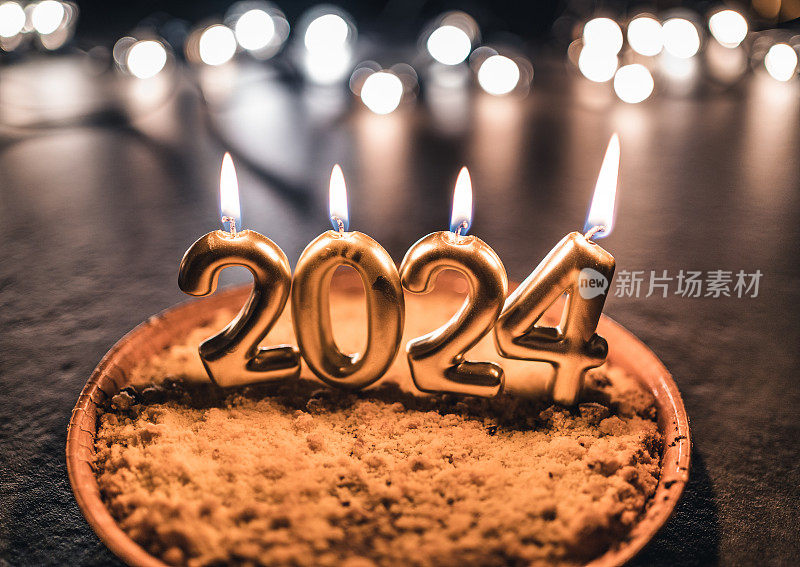 新年用2024蜡烛做的蛋糕