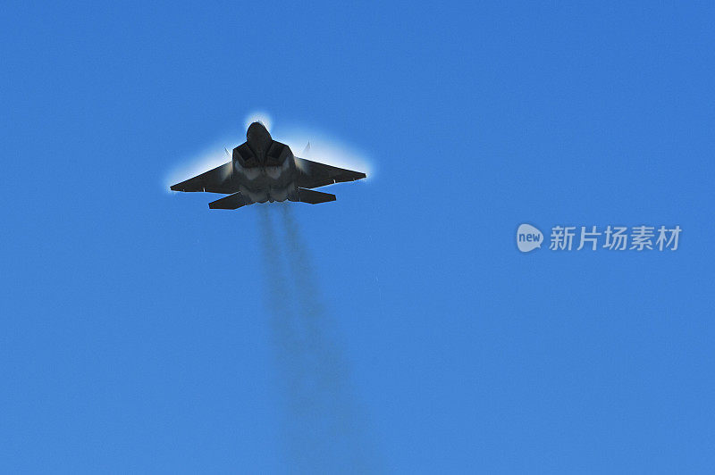 高空飞行的喷气式飞机的远摄视图