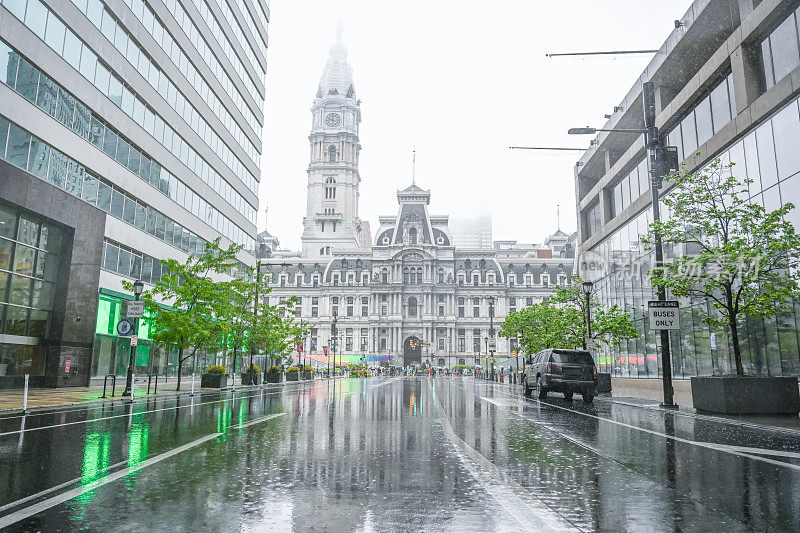 费城市政厅。雨