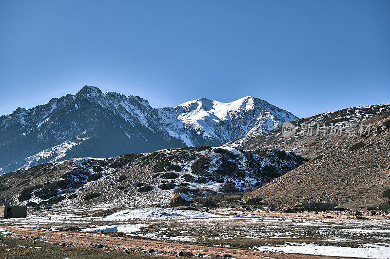 冬天的山景与白雪皑皑的山峰