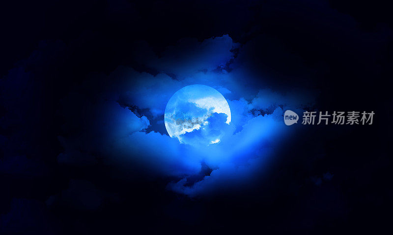 满月特写与移动的云周围的月光反射。延时4K视频