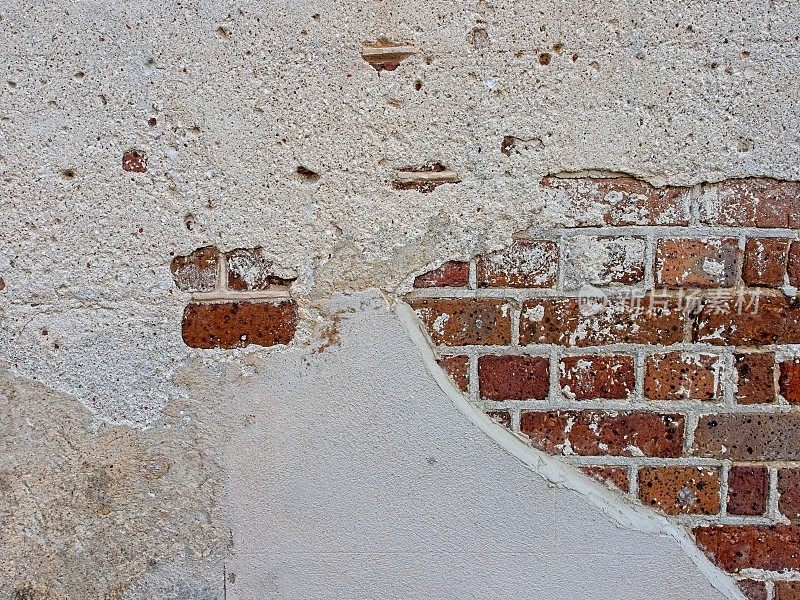 南卡罗来纳查尔斯顿历史街区旧砖墙上的灰泥面剥落