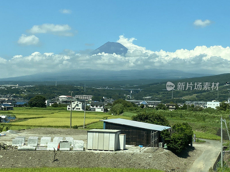 日本——新干线上的富士山