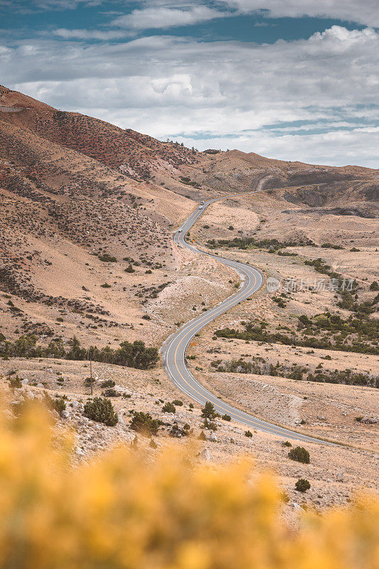 蒙大拿州蜿蜒的道路鸟瞰图