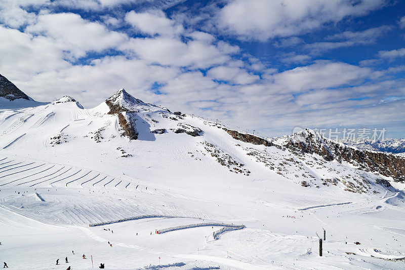 滑雪坡上的冰川在腹地-奥地利