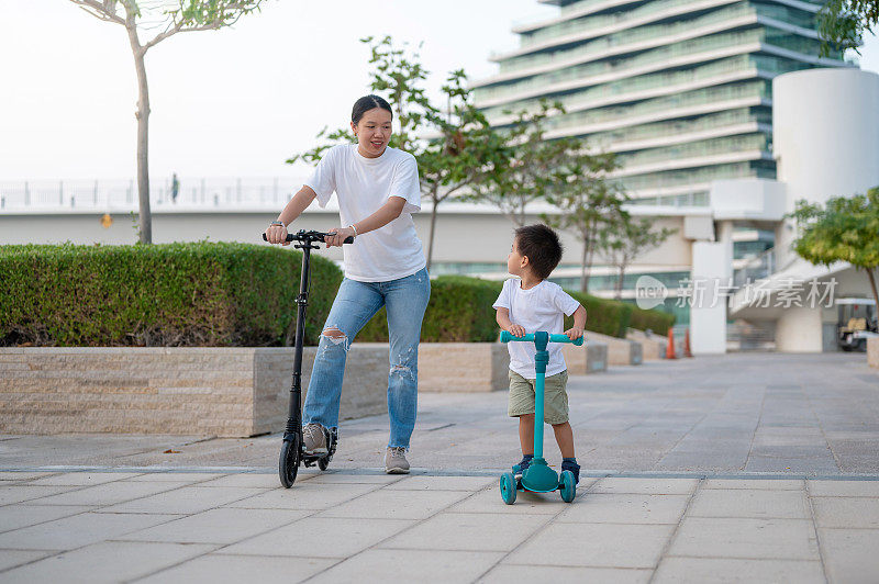 快乐的母子滑板车冒险