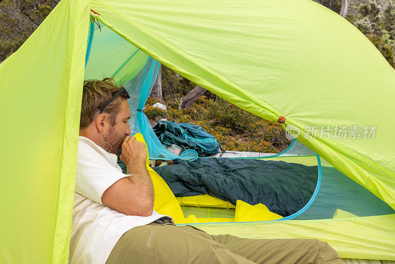 夜间的巢:一个人在他的帐篷里准备了睡袋和垫子，在荒野中感到舒适