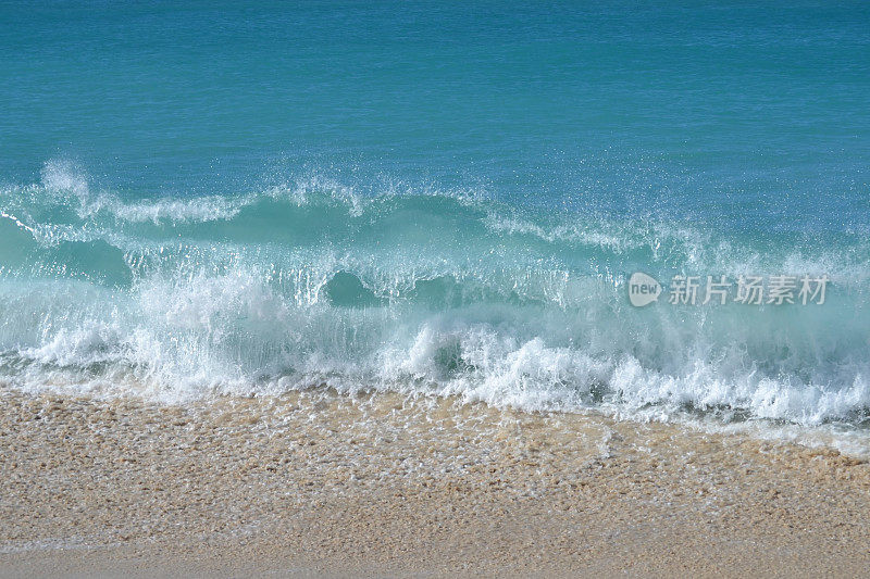 加勒比海的潮水冲进海滩