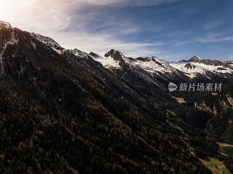 鸟瞰阿尔卑斯山山脉在瑞士格里森州