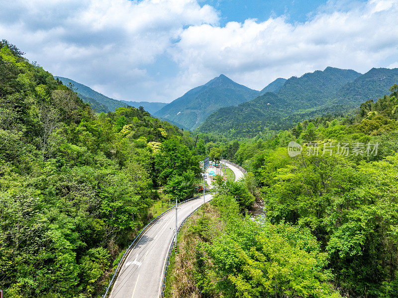 河边蜿蜒山路的航拍照片