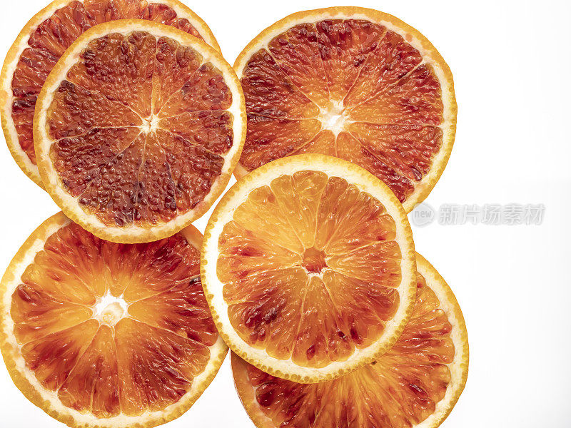 红色的血橙水果片孤立在白色的背景