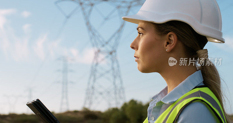 女性，户外和电气工程师，在发电厂测试电力传输系统或检查。工业工人和技术应用程序的能源分配或涡轮机控制
