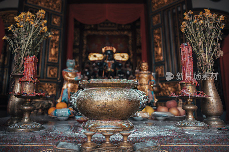 佛教寺庙里古老的金属香炉