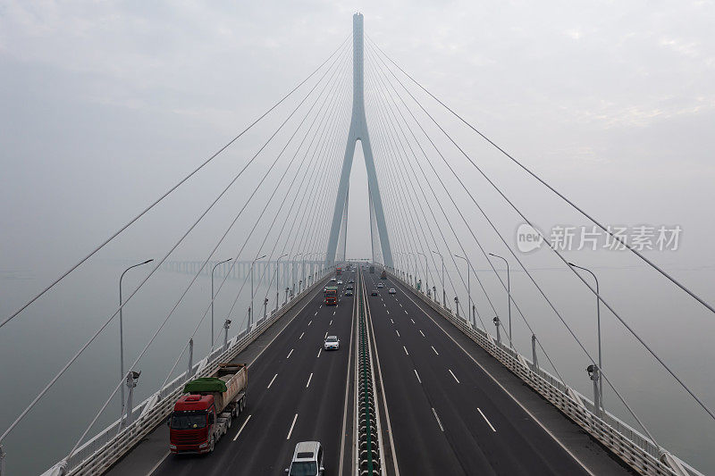 大雾中行驶在跨海大桥上的卡车