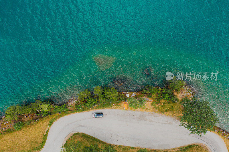 鸟瞰在挪威森林和水晶蓝峡湾之间的风景观景点停车