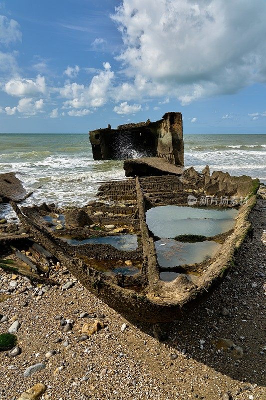 奥克特维尔滨海的混凝土船残骸，旧北约基地的废墟